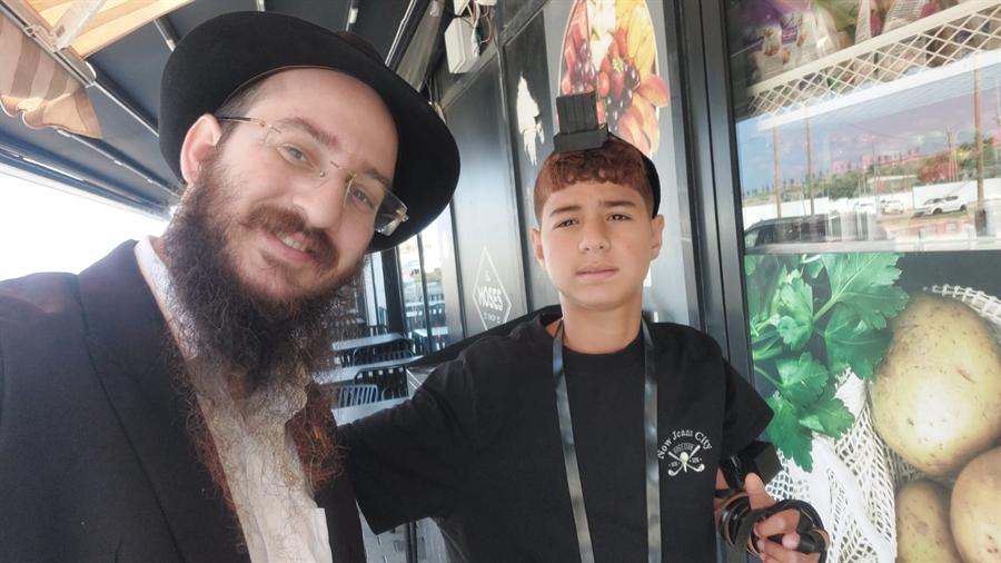 הנחת תפילין עם נער ברחוב