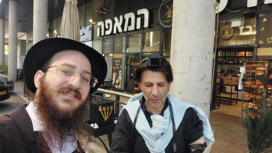 הנחת תפילין ליד בית קפה