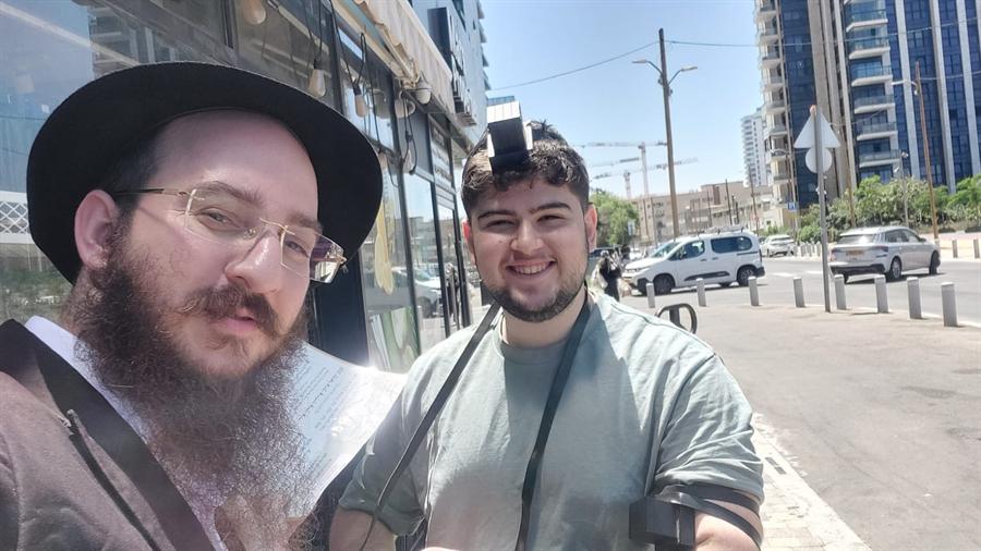 הנחת תפילין עם בחור צעיר